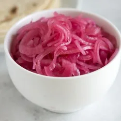 Маринована червона цибуля