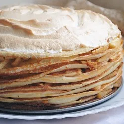 Млинцевий торт з меренговою шапочкою