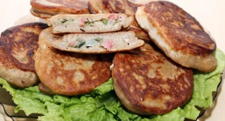 Оладки з ковбасою та капустою