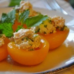 Персики з куркою та мигдалем