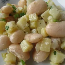 Пісний салат з картоплі, маринованих огірків і квасолі