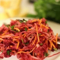 Пісний салат з квашеної капусти і буряка