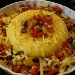 Полента з сиром та овочами