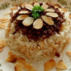 Рис по-лівански із смаженим фаршем і пелюстками мигдалю