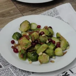 Салат із брюссельської капусти з беконом