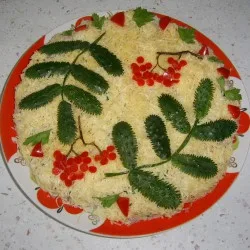 Салат з копченою куркою «Гілочка горобини»