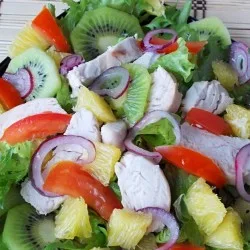 Салат з курячим філе, апельсином і ківі