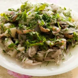 Салат з квашеною капустою