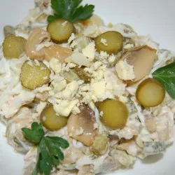 Салат з маринованими грибами