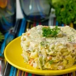 Салат з оселедцем, овочами і яблуками