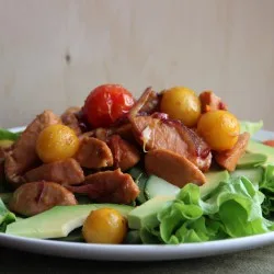 Салат з теплими сосисками