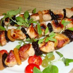 Шашлик з курятини, чорносливу та кураги
