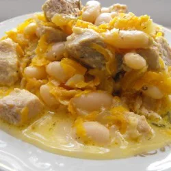 Свинина, тушкована з квасолею та овочами