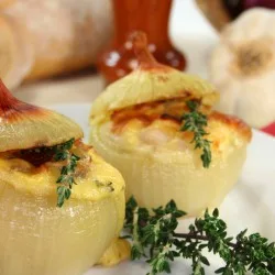 Цибуля, фарширована сиром і беконом