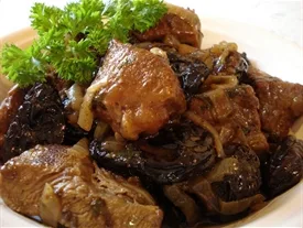 Яловичина з чорносливом і корицею