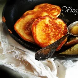 Житні оладки з грушами та медовим маслом