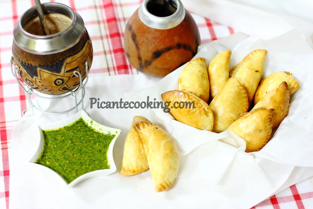 Аргентинські емпанадас з м'ясом (Empanadas Mendocinas)