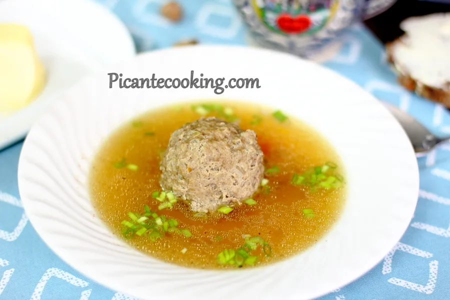 Баварський суп з печінковими кнедлями (Leberknödelsuppe)