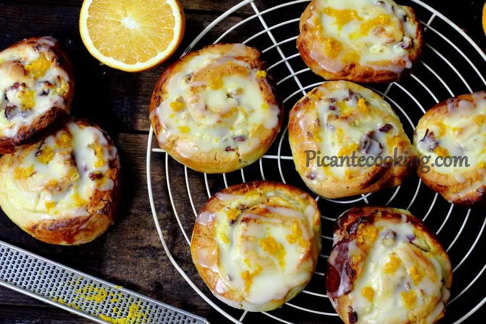 Булочки з сиром та сухофруктами