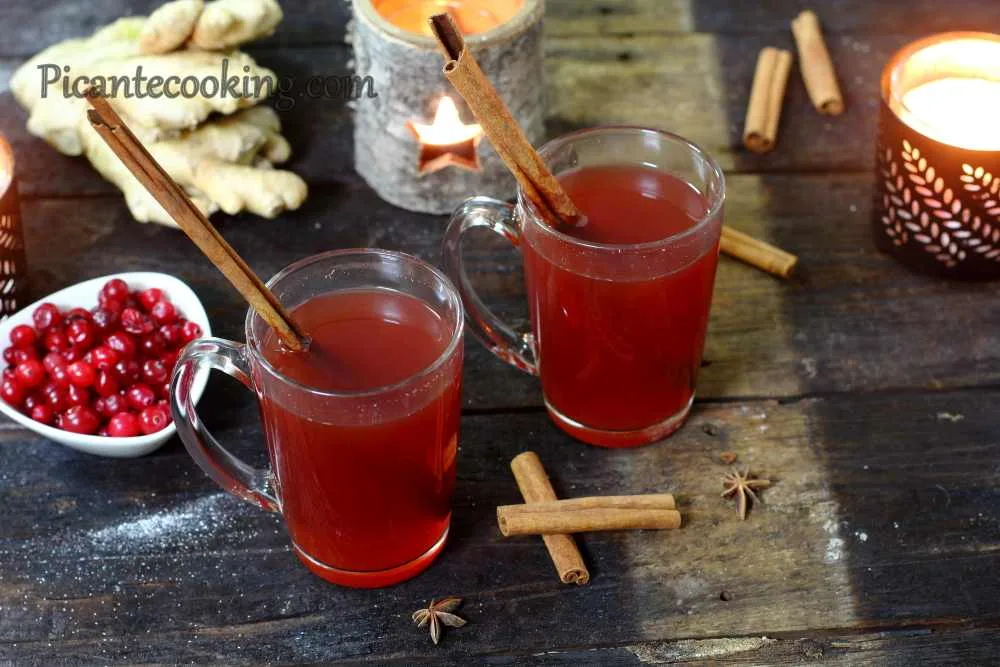 Гарячий яблучний сік з журавлиною та коньяком