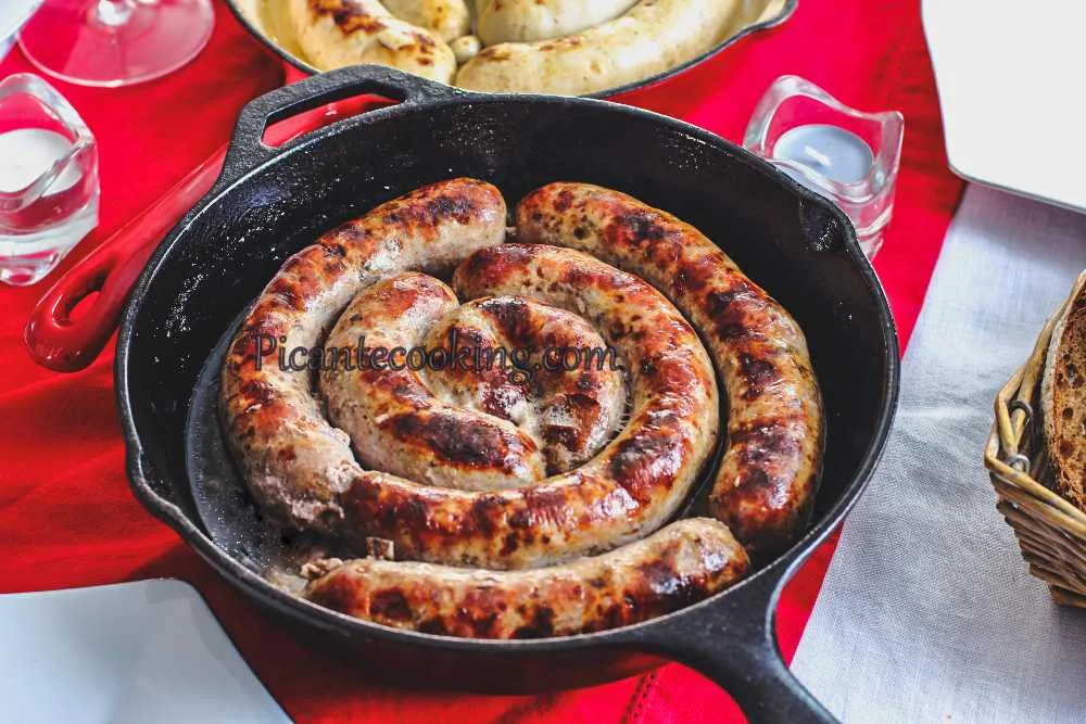 Ковбаски зі свинини з чорносливом