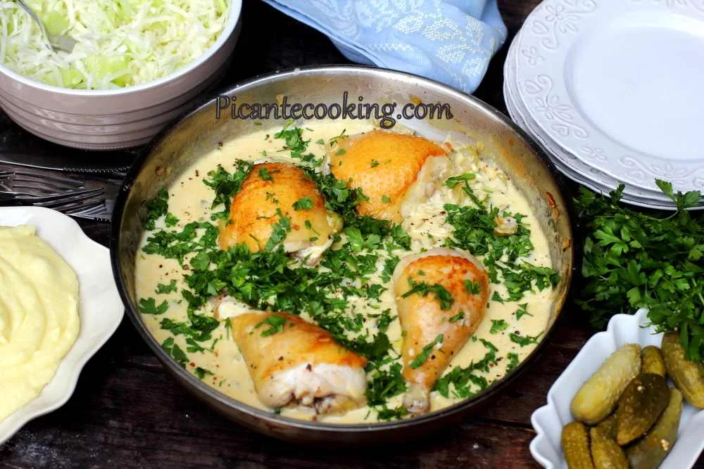 Курка в соусі з маринованими огірками