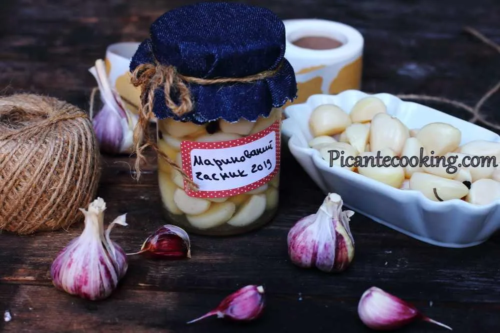Маринований часник