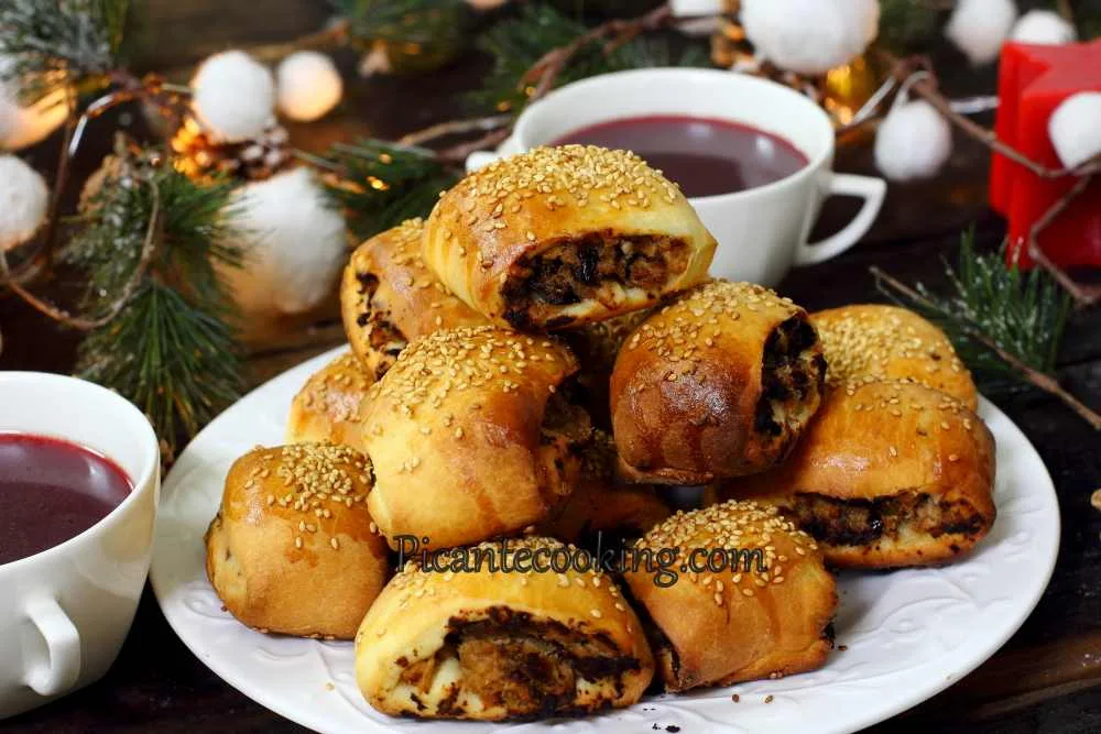 Пиріжки з м'ясом та чорносливом