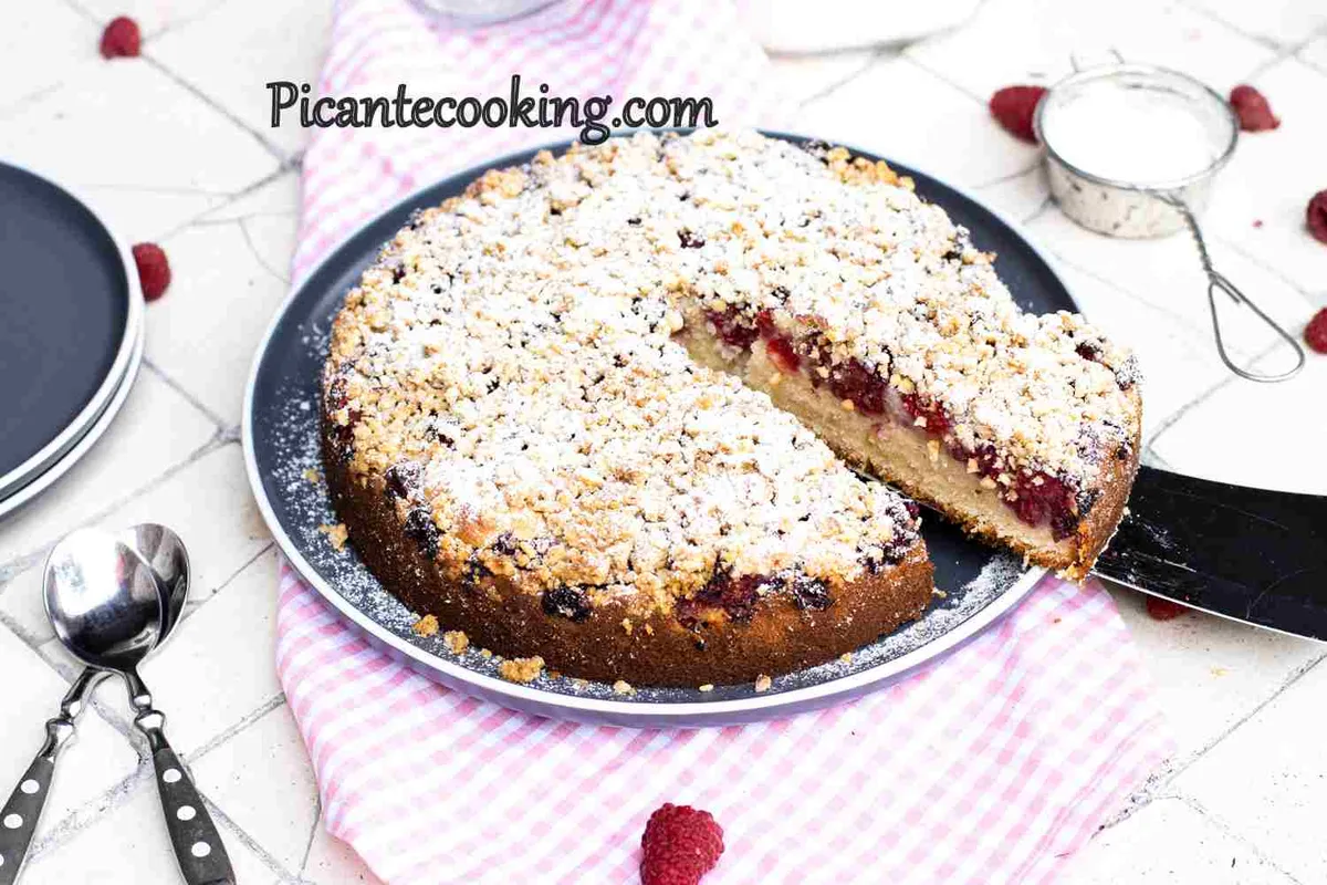 Простий пиріг на сметані з малиною