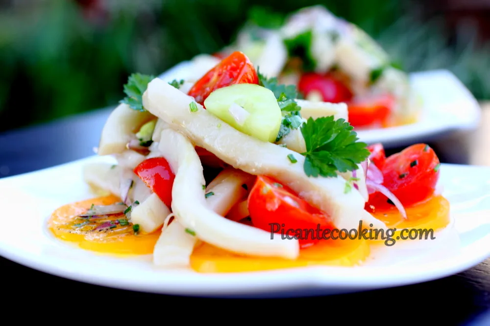 Салат з маринованими кальмарами, помідорами й огірком