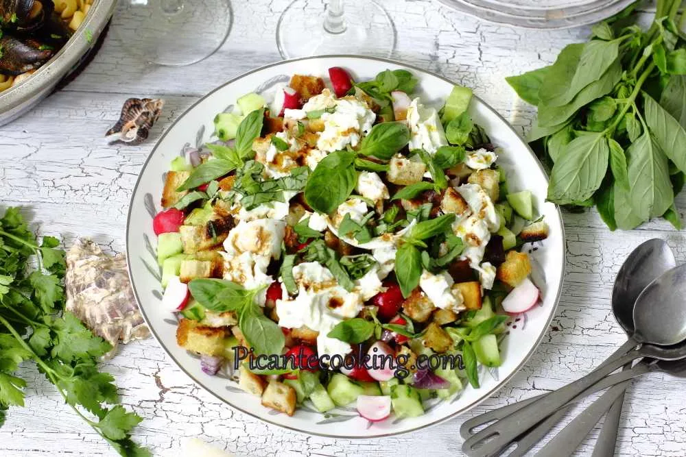 Салат з огірками, крутонами та сиром бурата