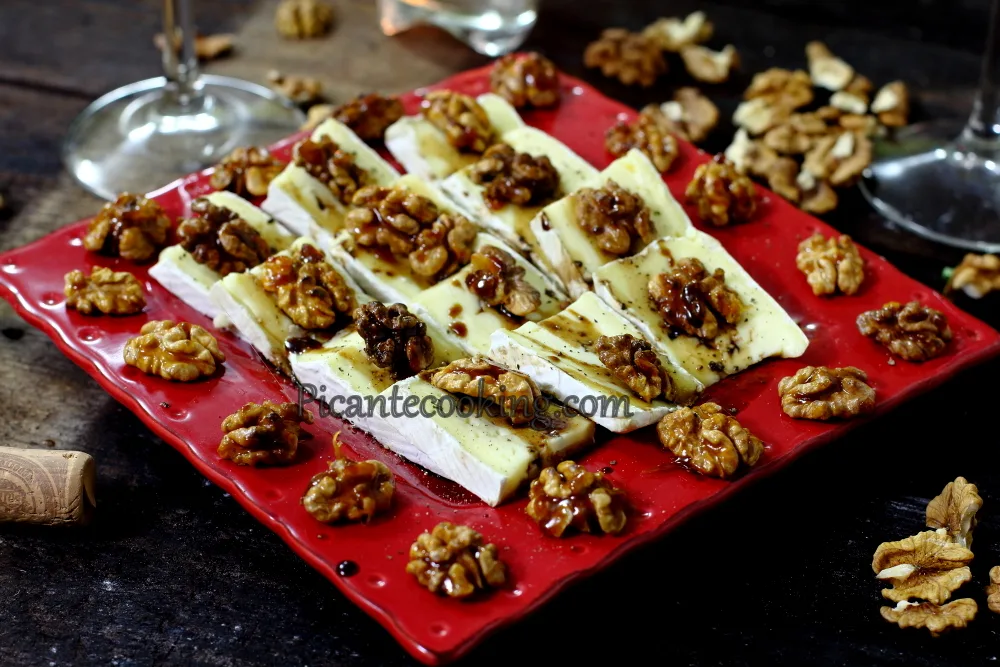 Сир брі з карамелізованими горіхами