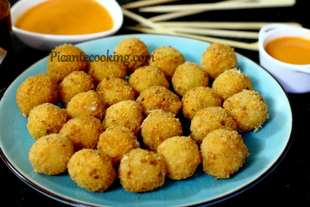Смажені кульки моцарелли з томатним соусом