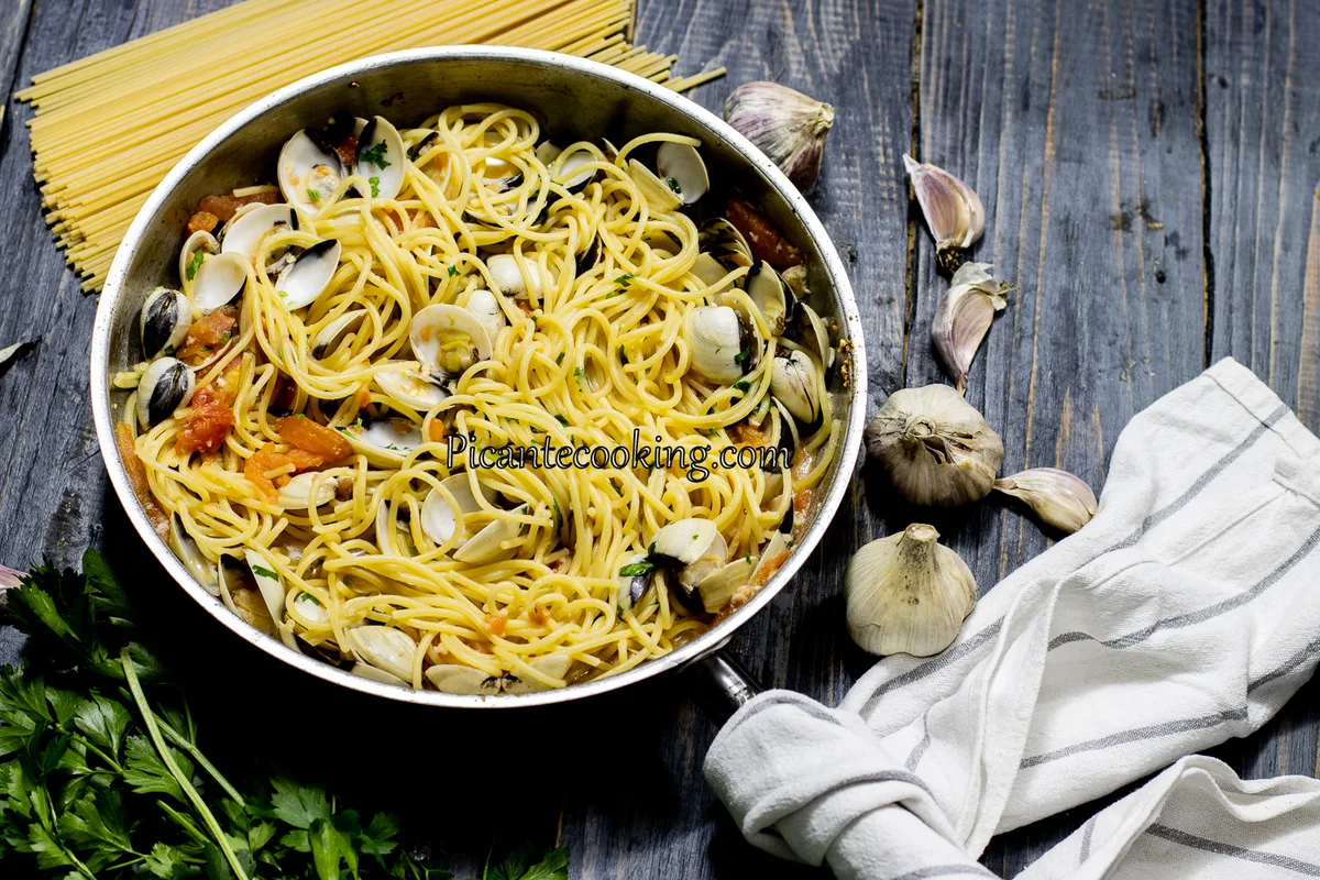 Спагеті з мідіями вонголе (Spaghetti vongole)