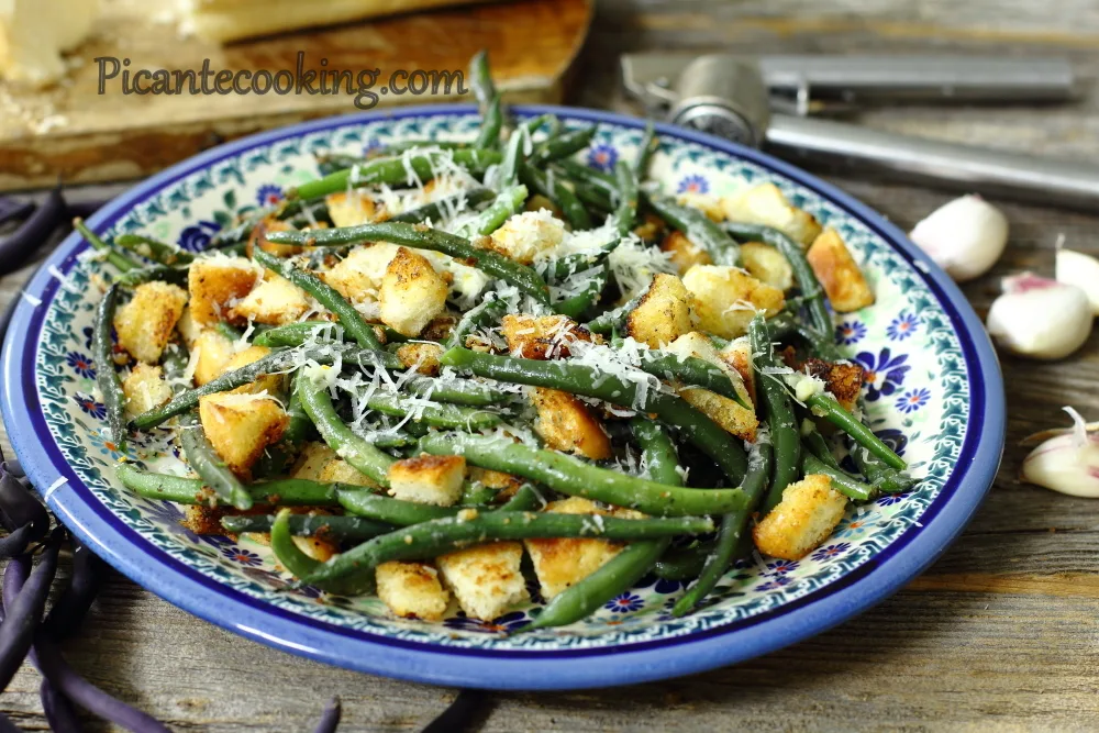 Стручкова квасоля з часником та крутонами