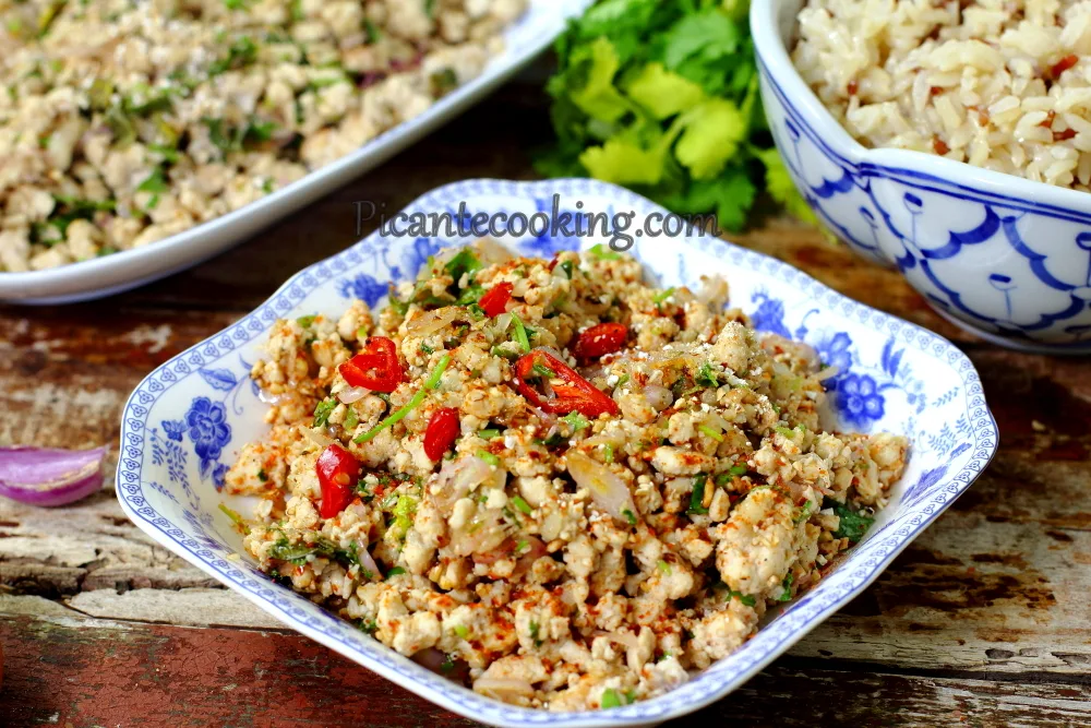 Тайський гарячий салат з куркою (Larb Gai)