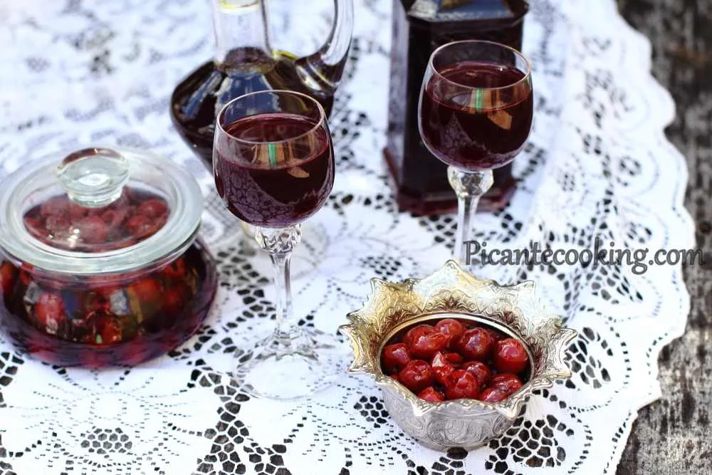 Вишнева наливка і вишні в алкоголі