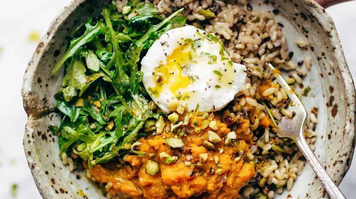 Цілющі боули з куркумою та лимонним дресингом