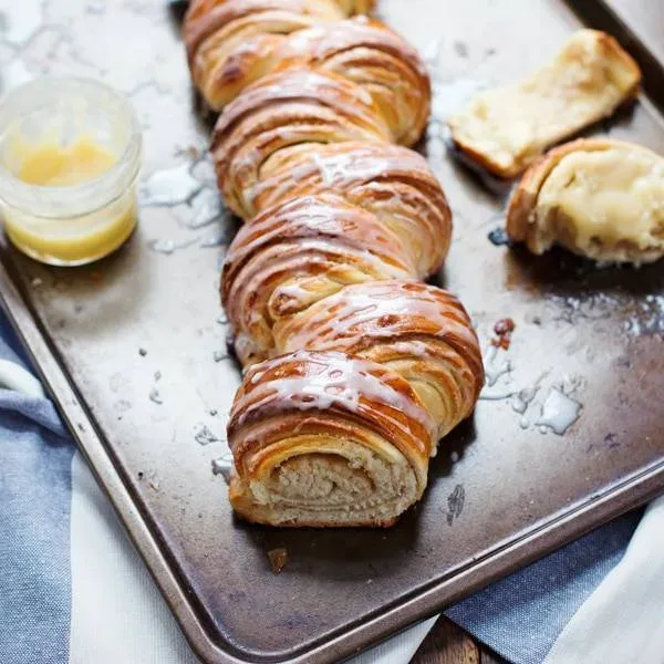 Homemade Cinnamon Roll Pull Apart Bread