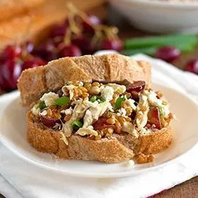 Салат з куркою, медом, виноградом та фетою
