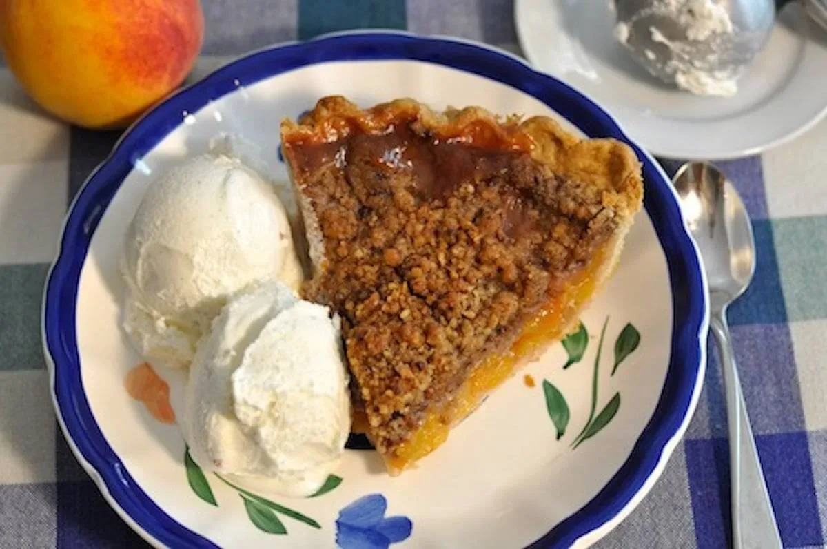 Свіжий персиковий пиріг з крихтами Heath Bar