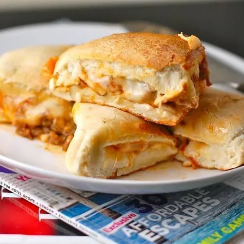 Кальцоне з ковбасою та моцарелою