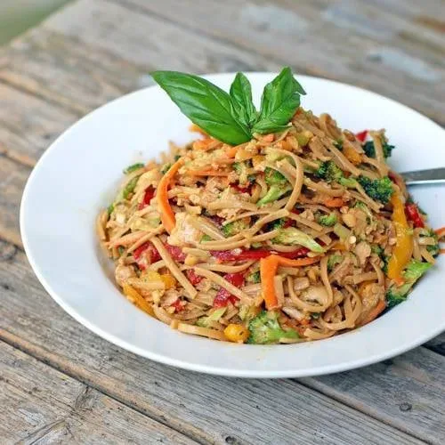 Салат з куркою та гострим арахісовим соусом