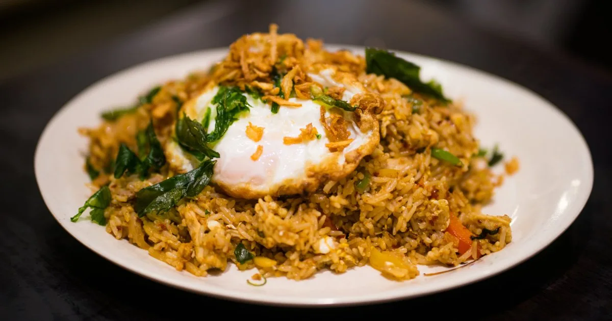 Дивуємо сім’ю — смажений рис Nasi Goreng з яйцем