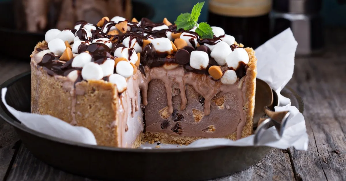 Rocky Road по-новому: шоколадний торт-морозиво з горіхами й маршмелоу