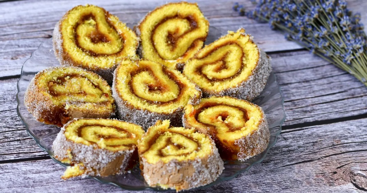 Що подати до чаю: м’який рулет з джемом і горіхами