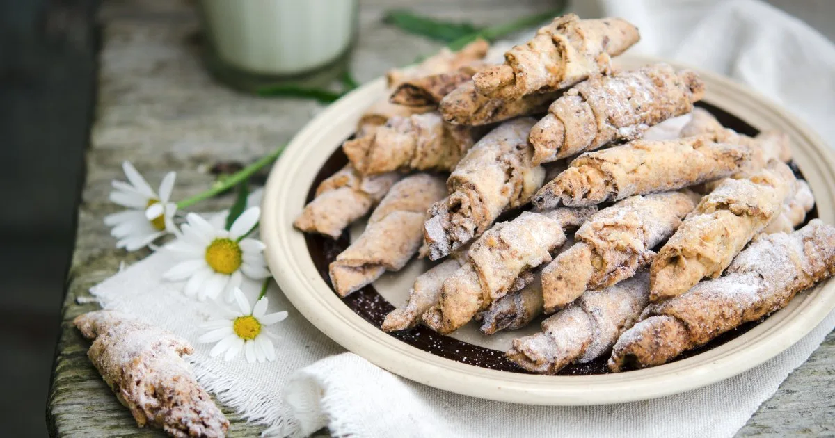 Рогалики з горіхами та фініками для сімейного чаювання