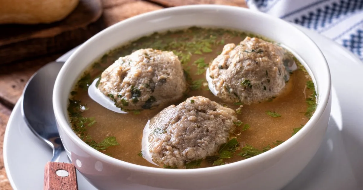 Суп із печінковими кнедликами Leberknödel Suppe