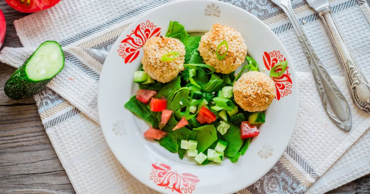 Салат із сирними кульками — смачна новинка