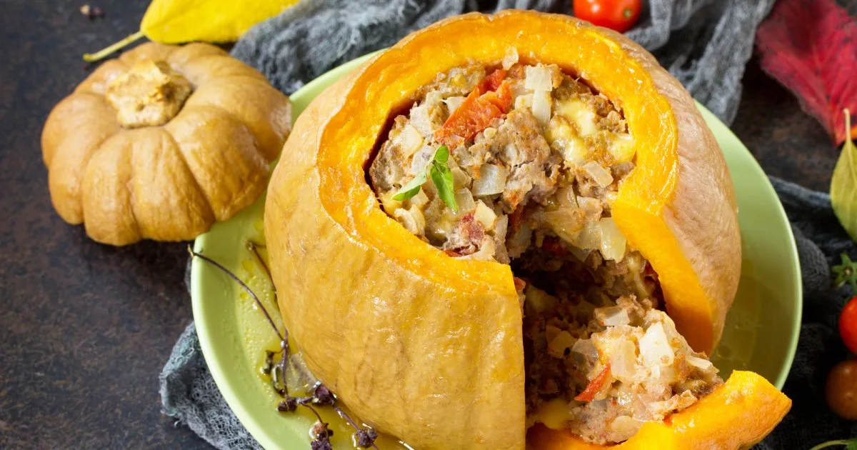 Фарширований гарбуз з м’ясом, овочами та фетою